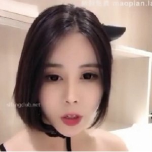 美娜酱的黑色性感服装展示，诱惑人心的baby主播展示漂亮的馒头，并使用震棒逗趣观众。